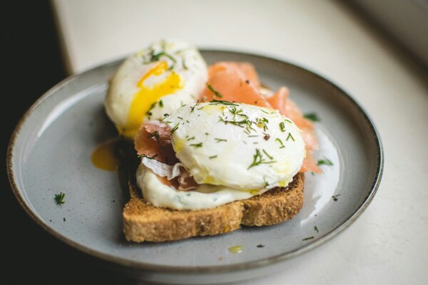 PCOS-friendly meal with lean protein, vegetables, and whole grains